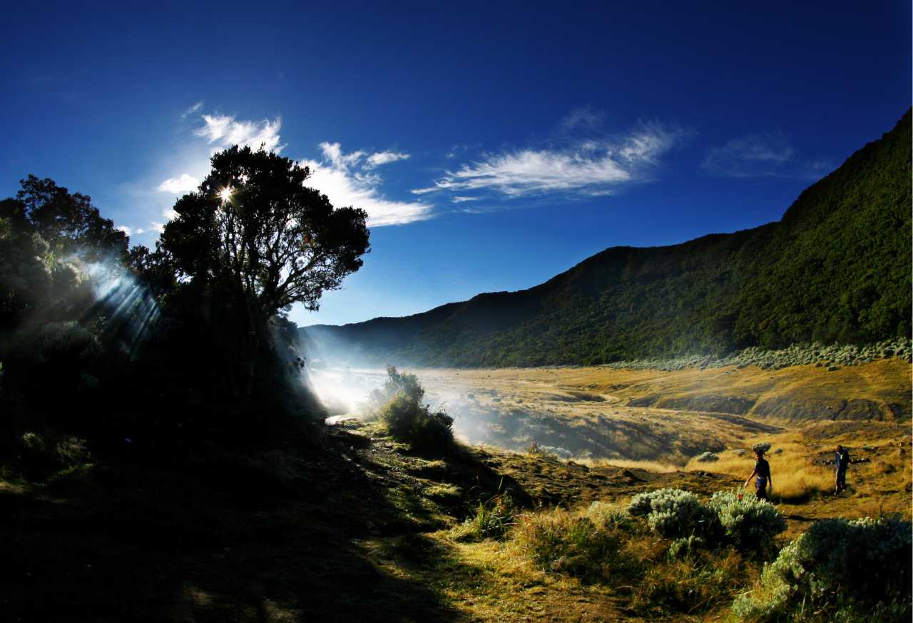 beautiful-morning-sunlight-from-mount-gede-pangrango